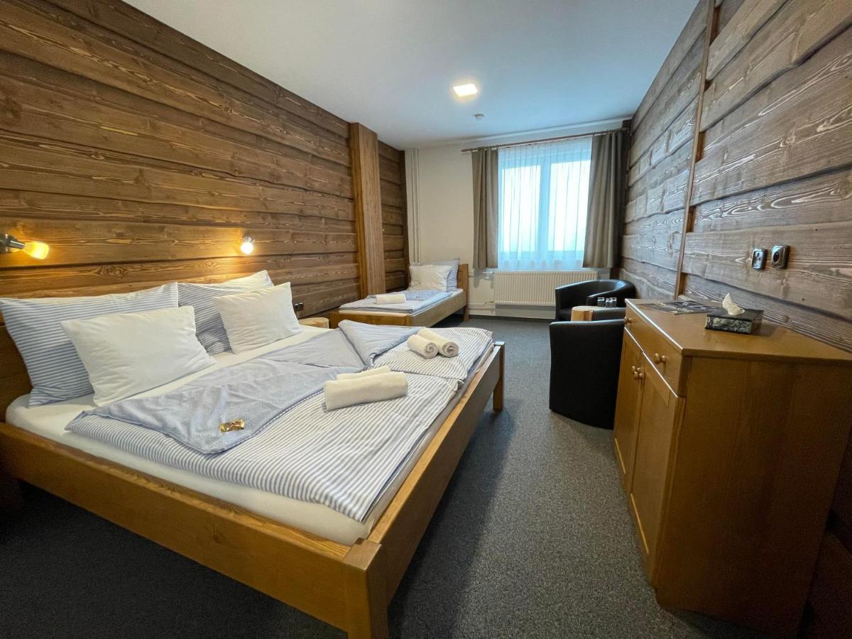 Hotel Kristian Kubova Huť المظهر الخارجي الصورة